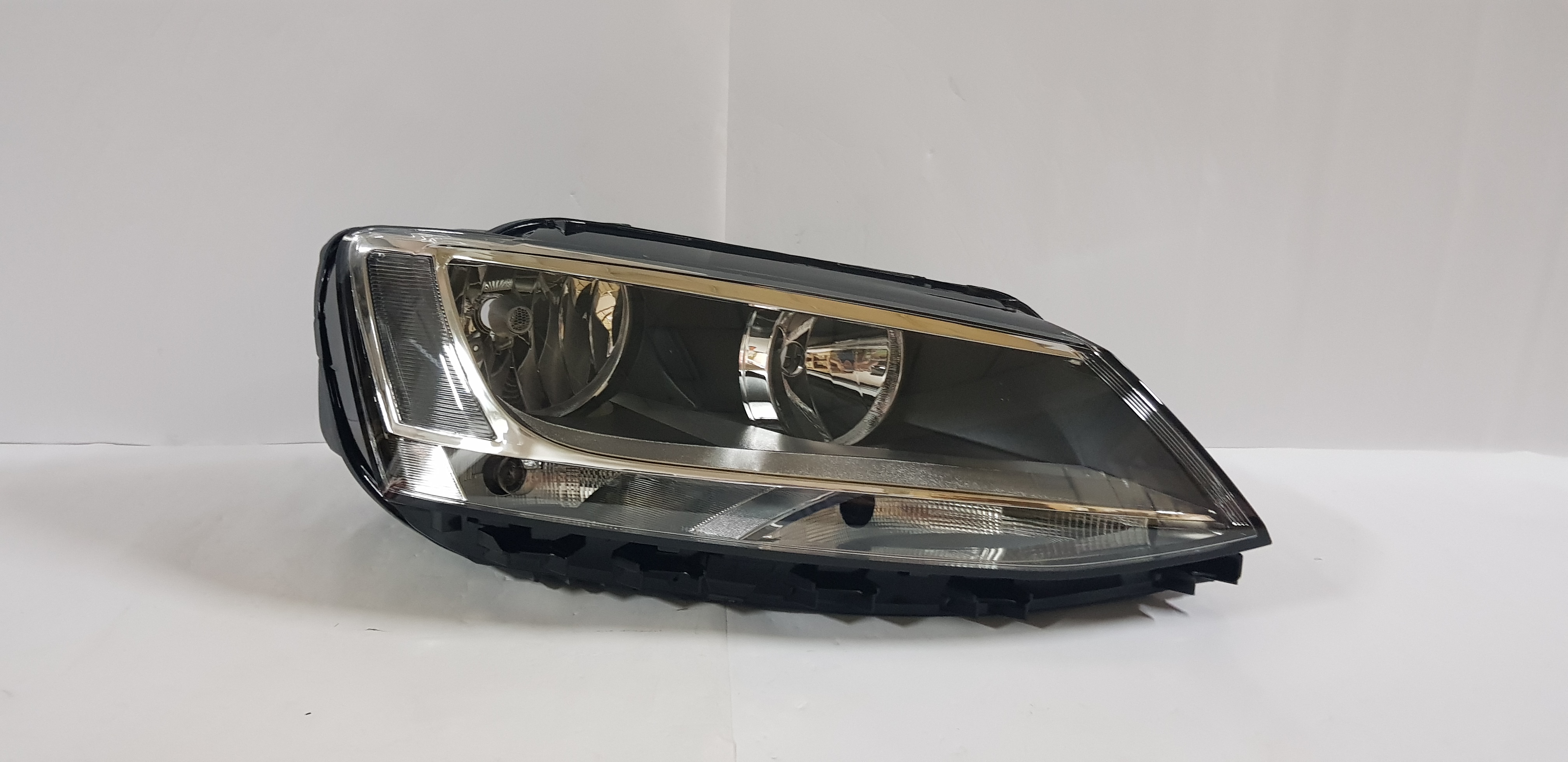  WV Jetta 1B 2011-2014 Head light lamp Right Side.,  