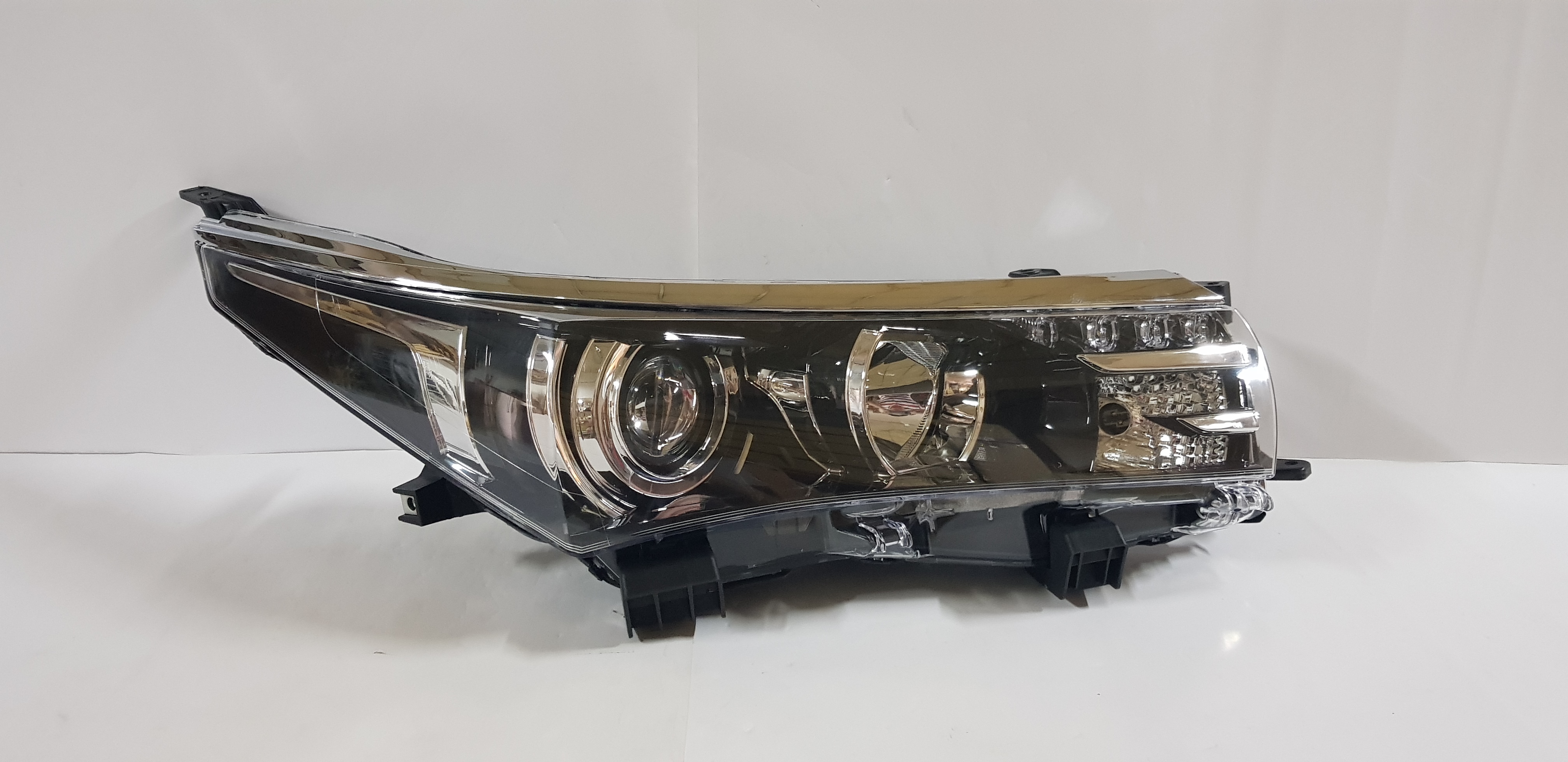  Corolla ALtis 2014-2016 Right side Head light lamp ( DRL LED) 